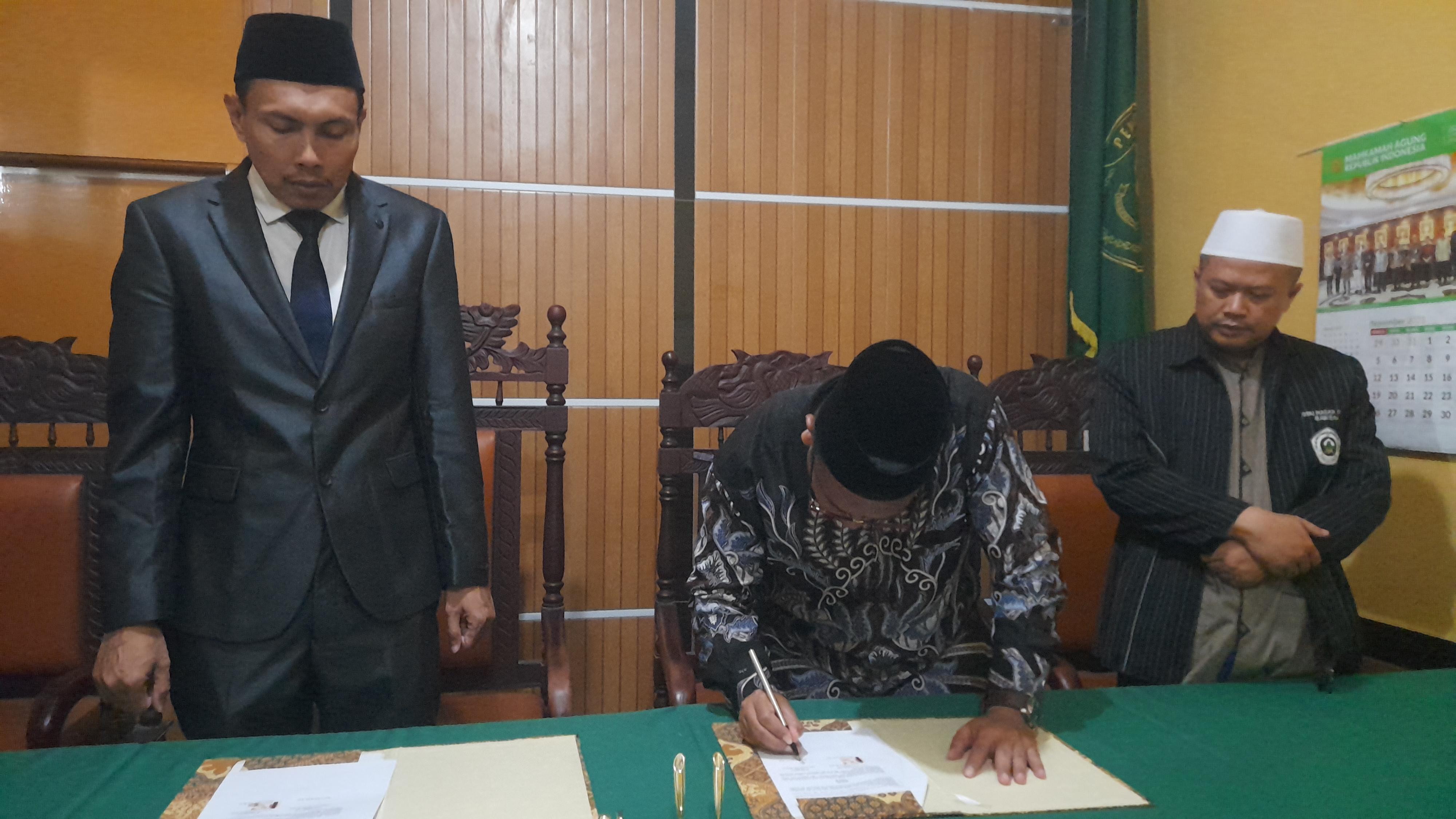LPBH STAIHA Bawean Teken MoU POSBAKUM 2024 dengan Pengadilan Agama Bawean